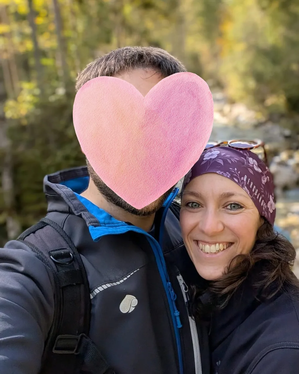 Maria Adamer lachend mit ihrem Partner bei einer Wanderung